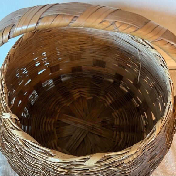 VINTAGE! Market Basket w/Handle and Lid - Picture 6 of 14